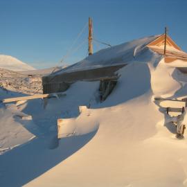 2006 Shackleton's 'Nimrod' hut inspection, exterior, snow build-up, North wall