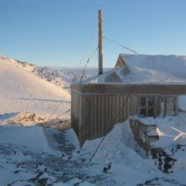 2006 Shackleton's 'Nimrod' hut inspection, exterior, snow build-up, North-East corner