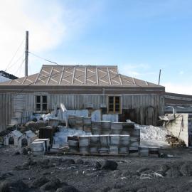 2010 Shackleton's 'Nimrod' hut inspection, exterior, North wall