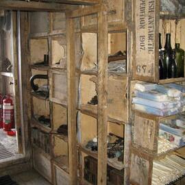 2010 Shackleton's 'Nimrod' hut inspection, interior, shelving