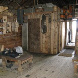 2010 Shackleton's 'Nimrod' hut inspection, interior, main space