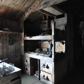 2013-14 Nelson and Day's bunk inside Scott's 'Terra Nova' hut (002)