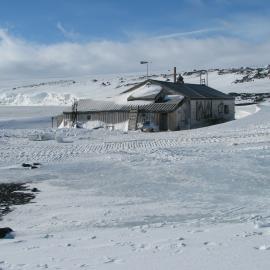2013-14 Snow build-up around Scott's 'Terra Nova' hut, Cape Evans (006)