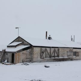2022 Scott's 'Terra Nova' hut, exterior, viewed from South-west during snowfall (001)