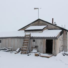 2022 Scott's 'Terra Nova' hut, exterior, viewed from South-west during snowfall (002)