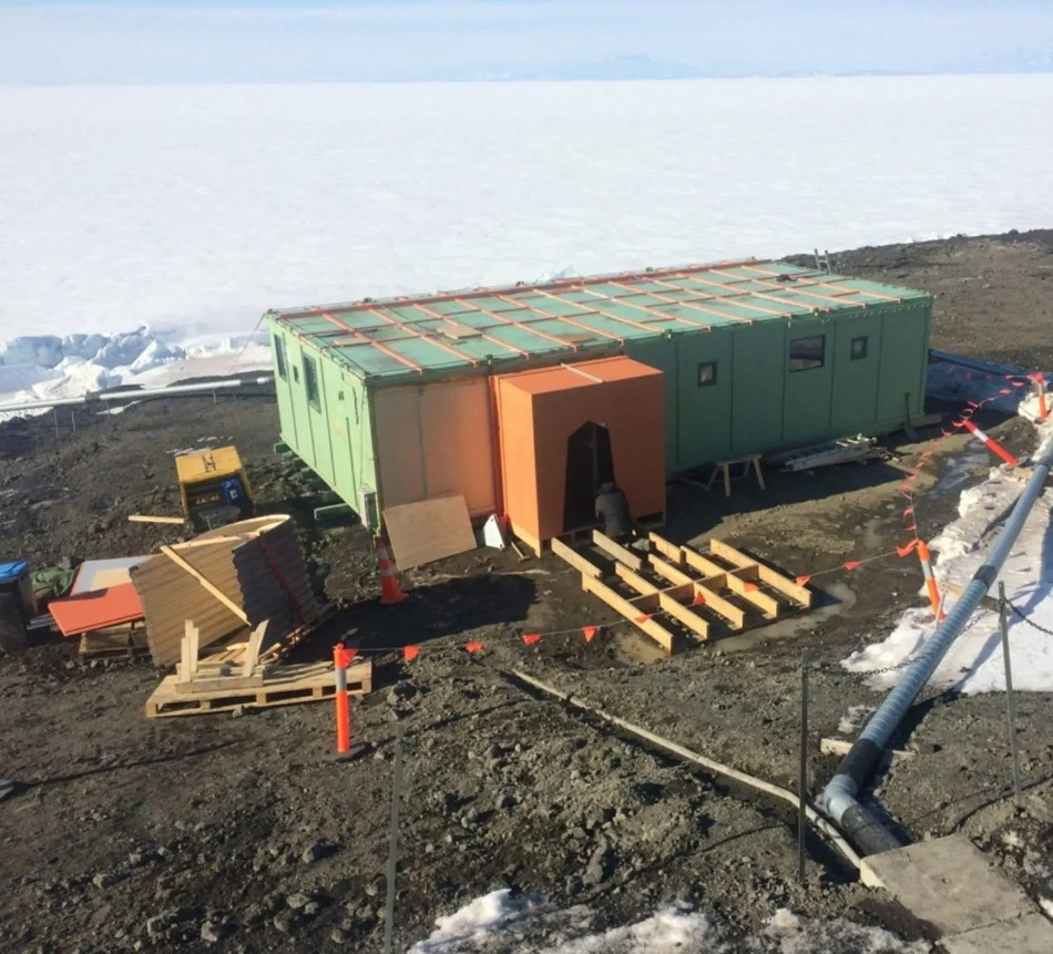 TAE/IGY hut - New Cold Porch